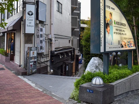 Case of Tokyoの看板が目印の、細い路地の入口