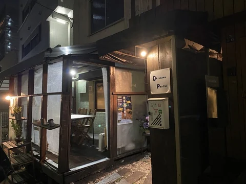 路地の先にあるオキナワンパーラーの外観