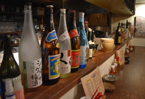 店主との会話も楽しめるカウンター席