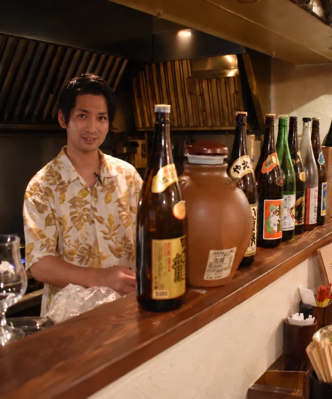 カウンターで迎えてくれる店主の山城かずきさん